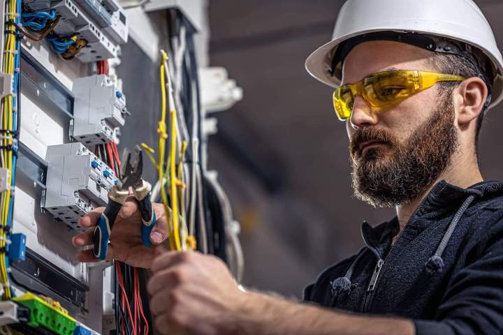 Maintenance systèmes électriques Île-de-France